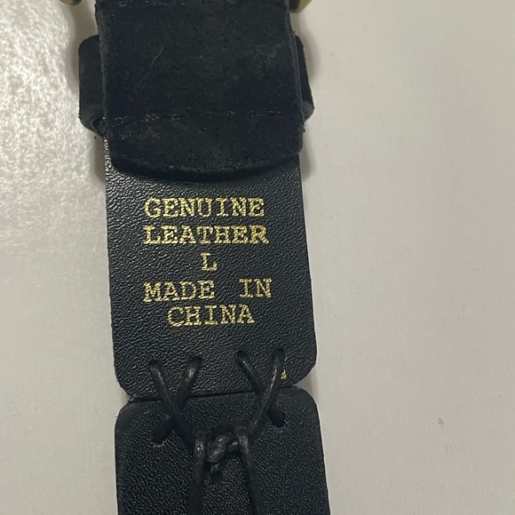 Black suede belt with brass buckle. size L. Suede rectangles sewn together. - Picture 3 of 11